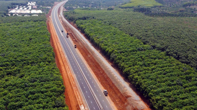 Một đoạn cao tốc Phan Thiết-Dầu Giây đã hoàn thiện như một dải lụa vắt ngang qua những vạt rừng cây cao su xanh hút tầm mắt đoạn qua huyện Cẩm Mỹ (Đồng Nai)
