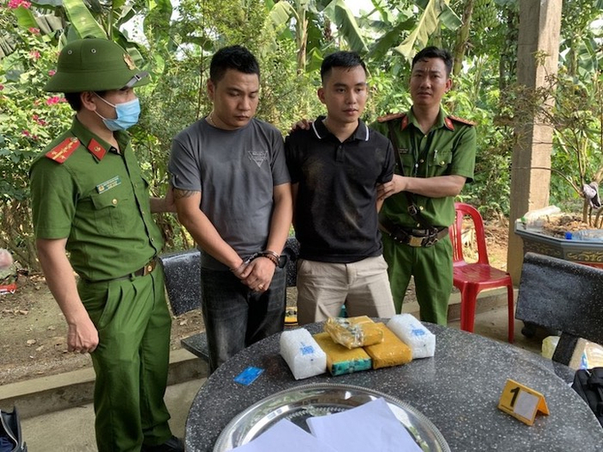 Các đối tượng Nguyễn Ngọc Sơn và Trần Đăng Hoàng tại thời điểm bị bắt giữ.