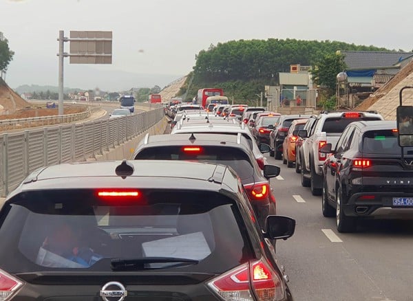 Ùn tắc giao thông trên cao tốc Mai Sơn - QL45 ngay trong ngày đầu khánh thành phục vụ nghỉ lễ 30/4-1/5