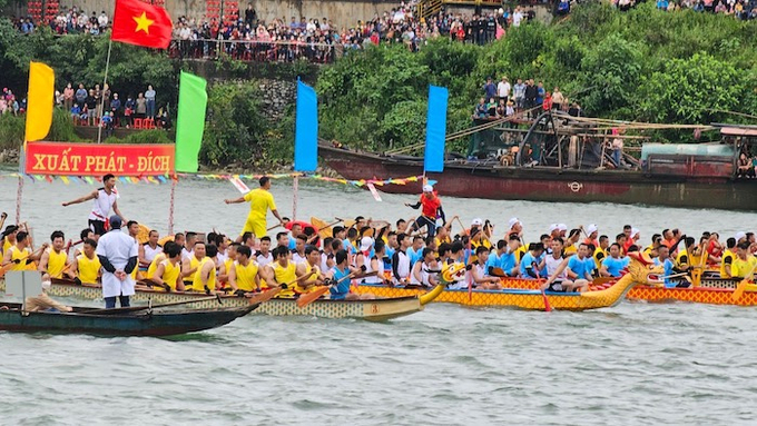 Sáng cùng ngày huyện Tuyên Hóa cũng đã tổ chức Lễ hội đua thuyền trên sông Gianh với sự tham gia của 19 thuyền đua nam.