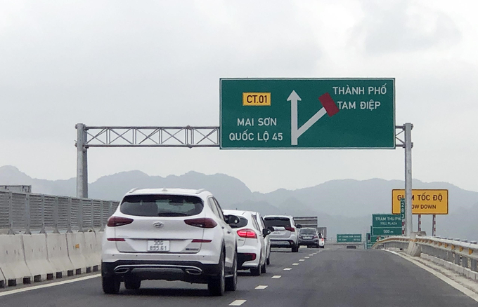 Bắt đầu từ chiều ngày 28/4, xe ô tô đã được lưu thông vào cao tốc Mai Sơn - QL45 đoạn từ nút giao Mai Sơn (huyện Yên Mô, tỉnh Ninh Bình) đến nút giao Gia Miêu (huyện Hà Trung, tỉnh Thanh Hóa). Ảnh CAND