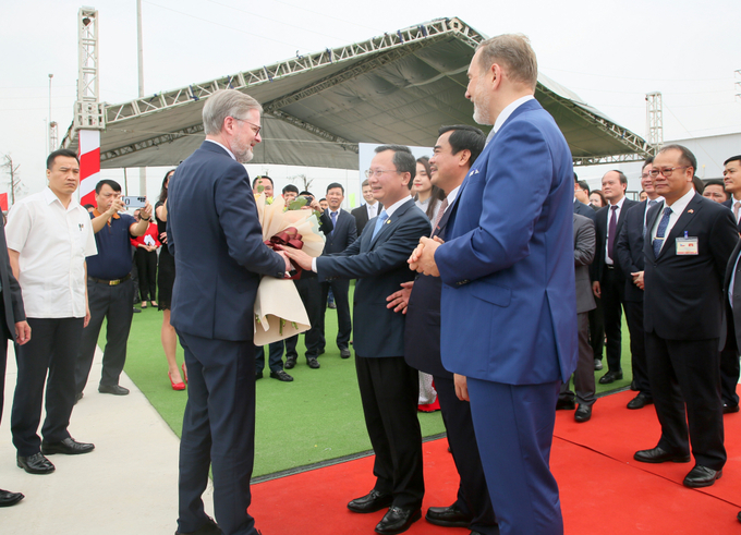 Ông Cao Tường Huy, Quyền Chủ tịch UBND tỉnh tặng hoa chào mừng Thủ tướng Cộng hòa Séc Petr Fiala và phái đoàn