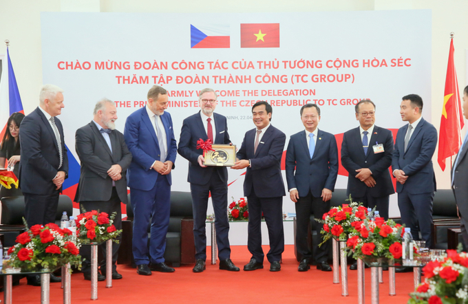 Chủ tịch TC Group Nguyễn Anh Tuấn tặng quà lưu niệm cho ngài Thủ tướng Cộng hòa Séc cùng phái đoàn
