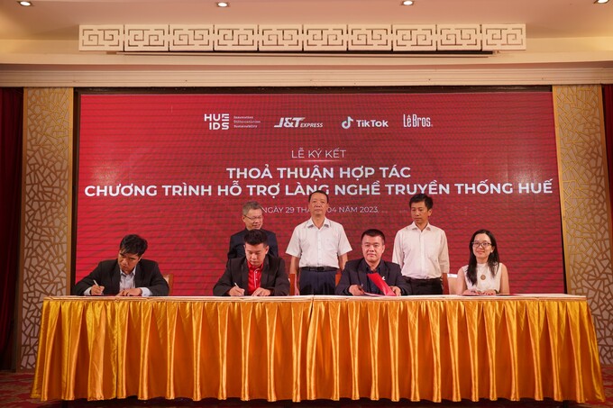 Lễ ký kết liên minh hợp tác giữa 4 bên gồm: Viện Nghiên cứu phát triển Huế (Huế IDS), Tập đoàn truyền thông Lê, Công ty TNHH J&T Express Việt Nam và Công ty TNHH Công nghệ TikTok Việt Nam
