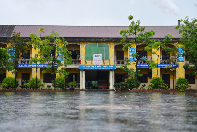 Sân trường Tiểu học Phong Khê thành sông sau cơn mưa lớn.