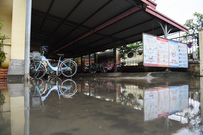 Ông Nguyễn Văn Thứ bảo vệ trường Tiểu học Phong Khê cho biết, cứ gặp những trận mưa lớn là lại xuất hiện tình trạng ngập úng tại trường, tuy không xảy ra thường xuyên nhưng vì hôm nay mưa to nên ngập sâu hơn mọi lần.