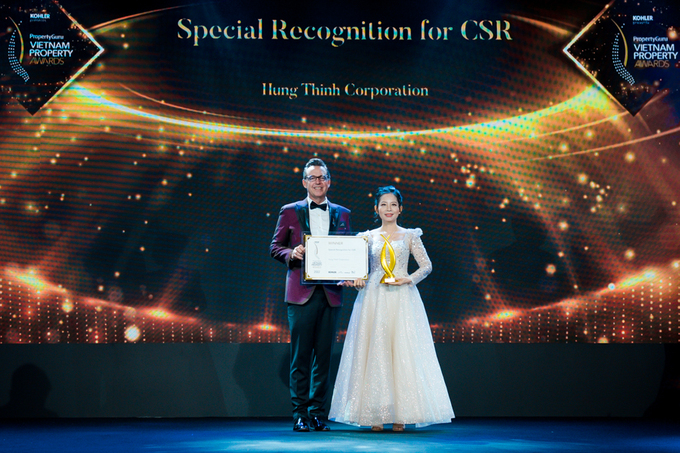 Bà Nguyễn Thị Hoàng Anh – Phó Tổng Giám đốc Tập đoàn Hưng Thịnh nhận giải Special Recognition for CSR - Chứng nhận đặc biệt về Trách nhiệm xã hội doanh nghiệp