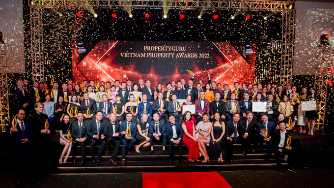Đại diện các đơn vị chiến thắng trong đêm trao giải Property Guru Vietnam Property Awards 2022
