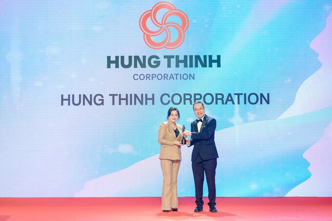 Đại diện Tập đoàn Hưng Thịnh, Bà Hà Triều – Phó Giám đốc Khối Nguồn nhân lực nhận giải Nơi làm việc tốt nhất châu Á năm 2022