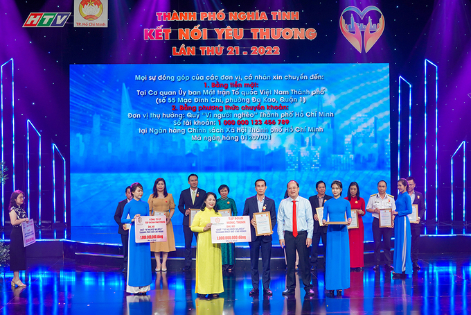 Ông Cao Minh Hiếu – Phó Tổng Giám đốc Tập đoàn Hưng Thịnh trao bảng ủng hộ 1 tỷ đồng cho Quỹ “Vì người nghèo” TP.HCM