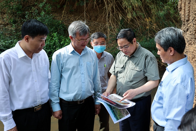 Thủ tướng trao đổi với lãnh đạo 2 tỉnh Đồng Nai, Bình Phước tại khu vực suối Mã Đà khi khảo sát quy hoạch, hướng tuyến một số tuyến giao thông trọng điểm ngày 20/3/2022.