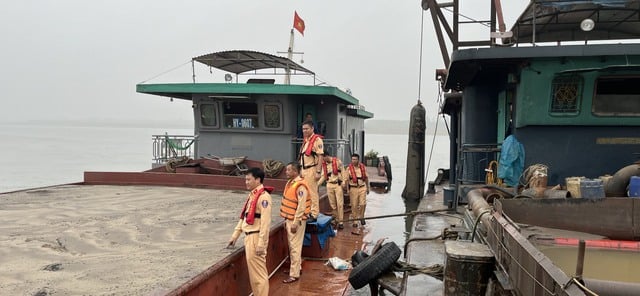 Thủy đoàn I (Cục CSGT) bắt giữ tàu hút cán trái phép trên sông Hồng. Ảnh: Cục CSGT