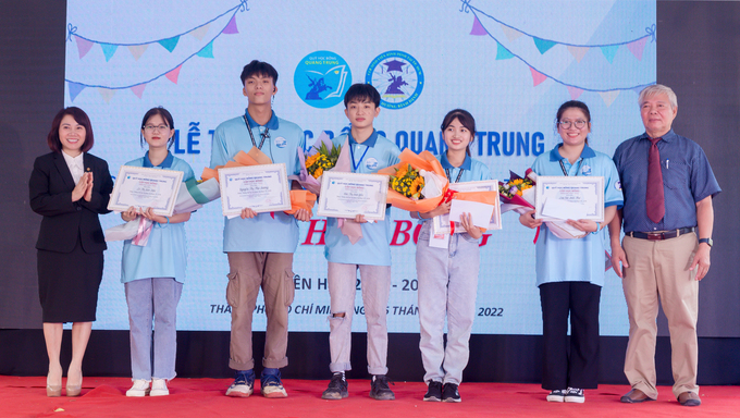 Bà Lê Thị Bích Phượng và ông Lê Minh Tổng – Giám đốc Quỹ học bổng Quang Trung trao học bổng cho sinh viên Bình Định