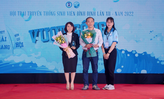 Bà Lê Thị Bích Phượng – Giám đốc khối Marketing và Truyền thông Tập đoàn Hưng Thịnh nhận kỷ niệm chương và hoa cảm ơn vì những đóng góp của Tập đoàn Hưng Thịnh cho Quỹ học bổng Quang Trung