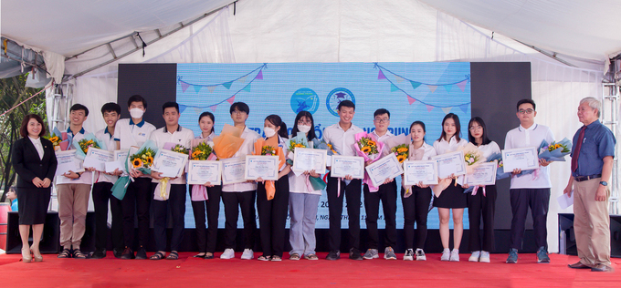 Bà Lê Thị Bích Phượng và ông Lê Minh Tổng trao học bổng cho sinh viên Bình Định