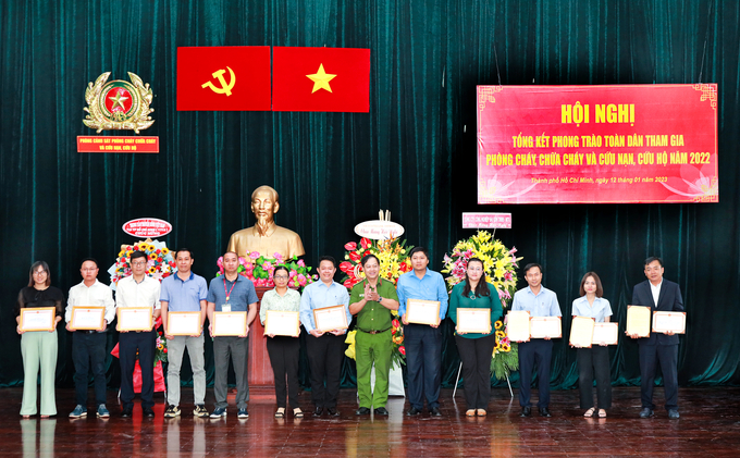 Ông Trần Hoài Vũ (ngoài cùng bên phải), đại diện Tập đoàn Hưng Thịnh nhận bằng khen của Công an TP.HCM