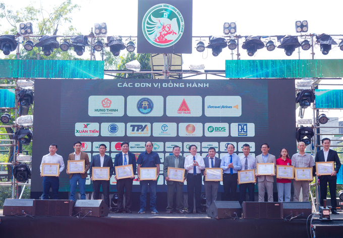 Ông Hồ Quốc Dũng (thứ 8 từ phải sang) - Uỷ viên Trung ương Đảng, Bí thư tỉnh uỷ tỉnh Bình Định trao bằng khen cho đại diện các doanh nghiệp tiêu biểu của tỉnh.