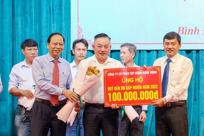Ông Nguyễn Hữu Sang – Phó Ban thường trực các dự án tại Quy Nhơn của Tập đoàn Hưng Thịnh (giữa) đại diện Tập đoàn trao biểu trưng ủng hộ Quỹ Đền ơn đáp nghĩa năm 2022 của tỉnh Bình Định.