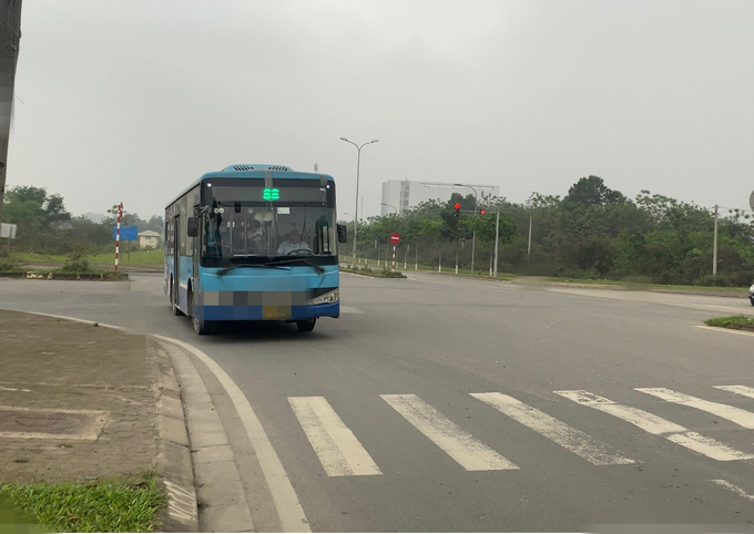 Xe buýt số 88 của Hà Nội bus cũng thản nhiên bất chấp tín hiệu đèn
