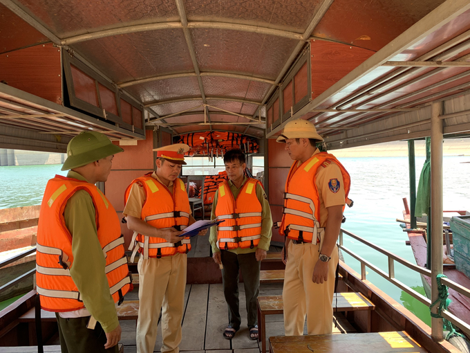 Tuyên truyền, ký cam kết với các phương tiện lưu thông trong hồ Kẻ Gỗ
