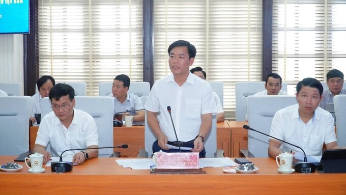 Chủ tịch UBND tỉnh Thừa Thiên Huế Nguyễn Văn Phương báo cáo tại buổi làm việc