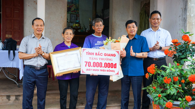 Bí thư Tỉnh Ủy Bắc Giang Dương Văn Thái thăm hỏi, tặng quà cho gia đình VĐV điền kinh Nguyễn Thị Oanh.