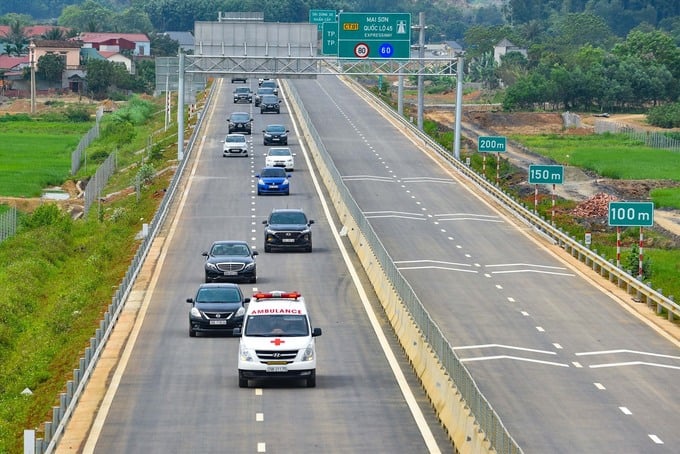 Cao tốc Mai Sơn - Quốc lộ 45 gồm 4 làn xe, nền đường 17m, đạt vận tốc 80km/h, được bố trí các làn dừng khẩn cấp cho phương tiện.
