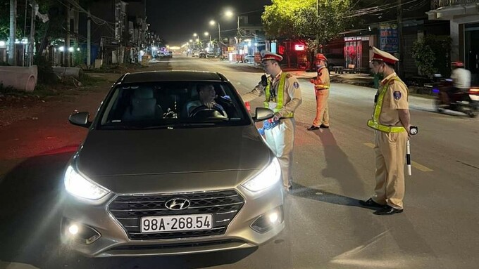Lực lượng CSGT Công an huyện Sơn Động kiểm tra nồng độ cồn người tham gia giao thông trên quốc lộ 31 