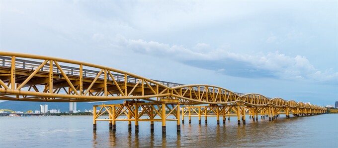 Cầu Nguyễn Văn Trỗi nối đôi bờ sông Hàn.