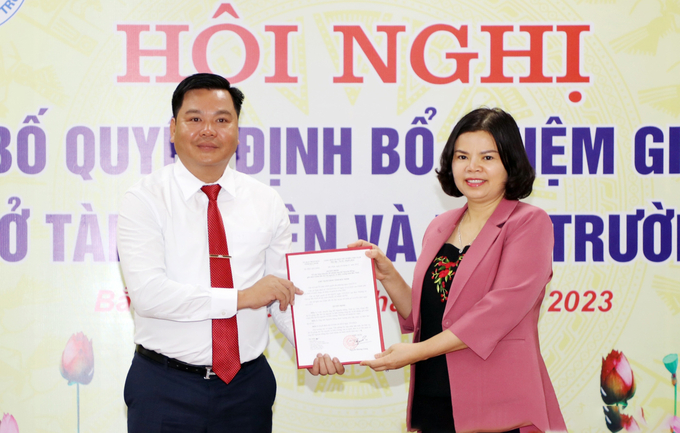 Chủ tịch UBND tỉnh Bắc Ninh Nguyễn Hương Giang trao Quyết định cho tân Giám đốc Sở Tài nguyên và Môi trường Hồ Nguyên Hồng.
