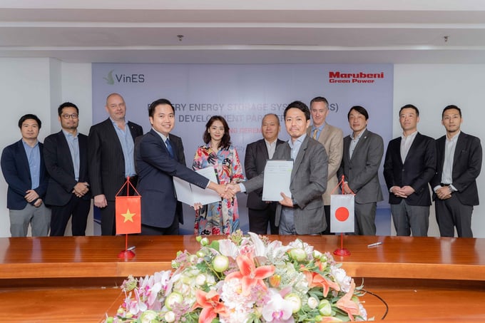 Ngày 18/5/2023, VinES và Marubeni Green Power Việt Nam (thuộc Tập đoàn Marubeni) đã ký kết hợp tác chiến lược để thúc đẩy việc sử dụng hệ thống pin lưu trữ năng lượng