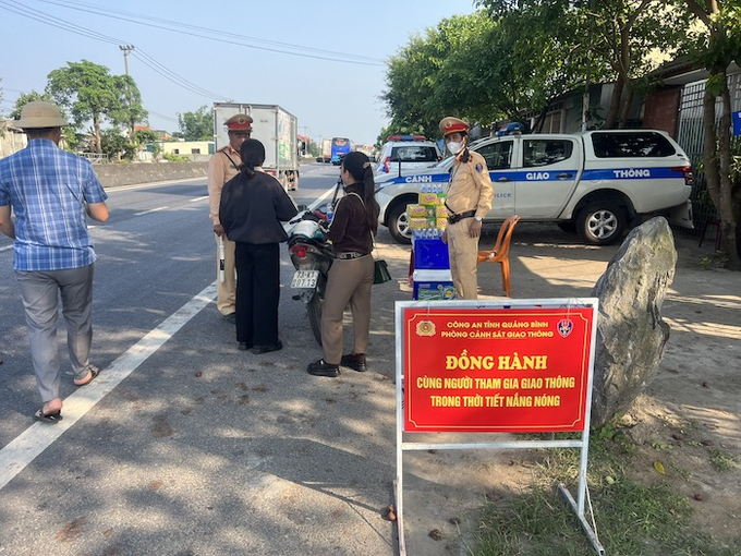 Tại các chốt kiểm tra trên các tuyến Quốc lộ, phòng CSGT – Công an tỉnh Quảng Bình đều để bảng chữ ghi rõ “Đồng hành cùng người tham gia giao thông trong thời tiết nắng nóng”