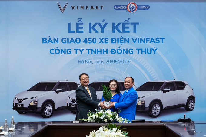 Lãnh đạo VinFast và Lado Taxi tại buổi lễ ký kết hợp đồng mua mới 300 xe VF 5 Plus và bàn giao 150 xe VF e34