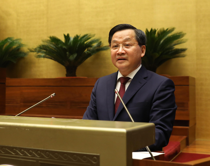 Phó Thủ tướng Lê Minh Khái trình bày Báo cáo của Chính phủ đánh giá bổ sung kết quả thực hiện kế hoạch phát triển KTXH và NSNN năm 2022; tình hình thực hiện kế hoạch KTXH và NSNN những tháng đầu năm 2023.
