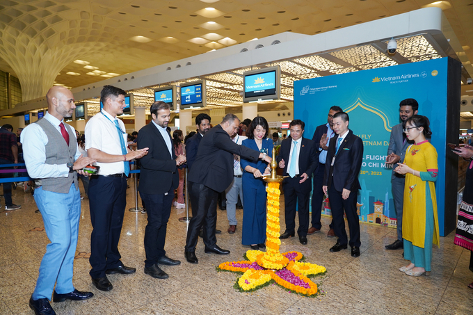 Ông Hoàng Tùng, Tổng lãnh sự Việt Nam tại Mumbai, cùng đại diện lãnh đạo Vietnam Airlines và sân bay Chhatrapati Shivaji Maharaj thực hiện nghi lễ thắp đèn