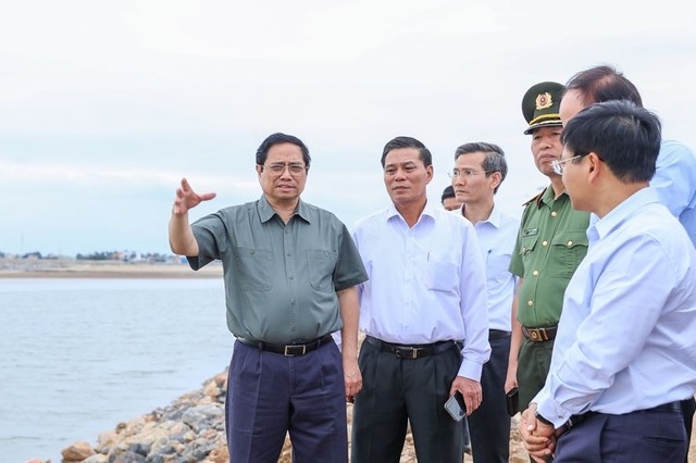Thủ tướng Phạm Minh Chính đi kiểm tra tình hình thực hiện các dự án bến cảng 3, 4, 5, 6 tại Lạch Huyện và việc chuẩn bị khởi công dự án xây dựng Nhà ga hành khách T2 - Cảng hàng không quốc tế Cát Bi
