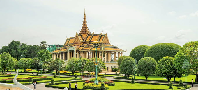 Phnôm Pênh là thành phố lớn nhất và là thủ đô của Vương quốc Campuchia