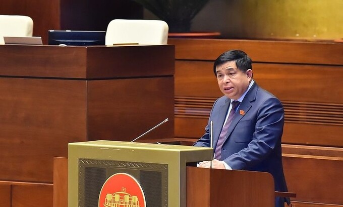 Bộ trưởng Kế hoạch và Đầu tư Nguyễn Chí Dũng trình bày Tờ trình tại phiên họp. (Ảnh: THỦY NGUYÊN)