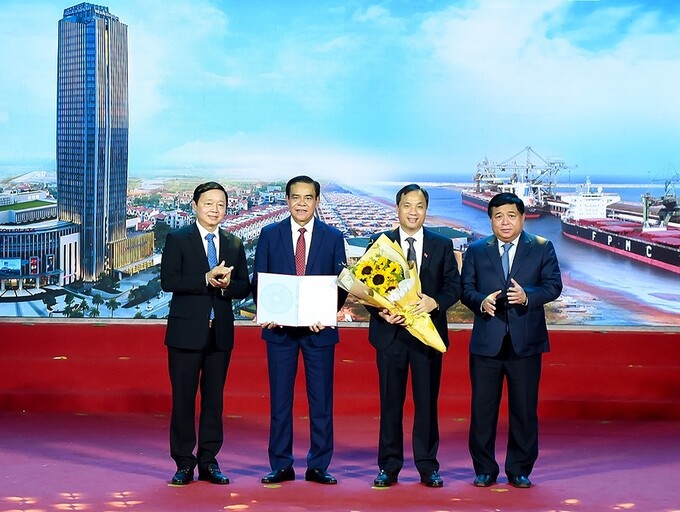 Phó Thủ tướng Chính phủ Trần Hồng Hà và Bộ trưởng Bộ KH&ĐT Nguyễn Chí Dũng trao quyết định phê duyệt Quy hoạch tỉnh, tặng hoa chúc mừng Hà Tĩnh