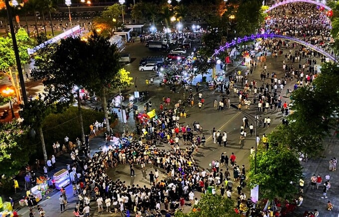Mỗi tối hoạt động, phố đi bộ Vinh đã thu hút hơn 10.000 lượt khách tham gia