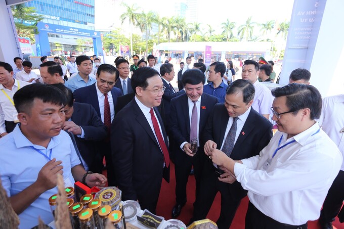 Chủ tịch Quốc hội Vương Đình Huệ tham quan các mô hình trưng bày sản phẩm đặc trưng của tỉnh Hà Tĩnh trước thềm hội nghị