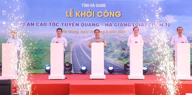 Thủ tướng Phạm Minh Chính và các đại biểu thực hiện nghi thức khởi công Dự án cao tốc Tuyên Quang - Hà Giang giai đoạn 1 - Ảnh: VGP/Nhật Bắc