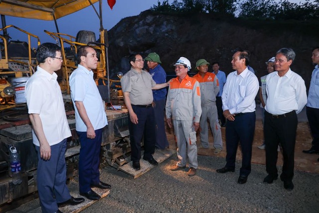 Thủ tướng đi thị sát công trường dự án đường cao tốc Tuyên Quang - Phú Thọ trên địa bàn thành phố Tuyên Quang - Ảnh VGP/Nhật Bắc
