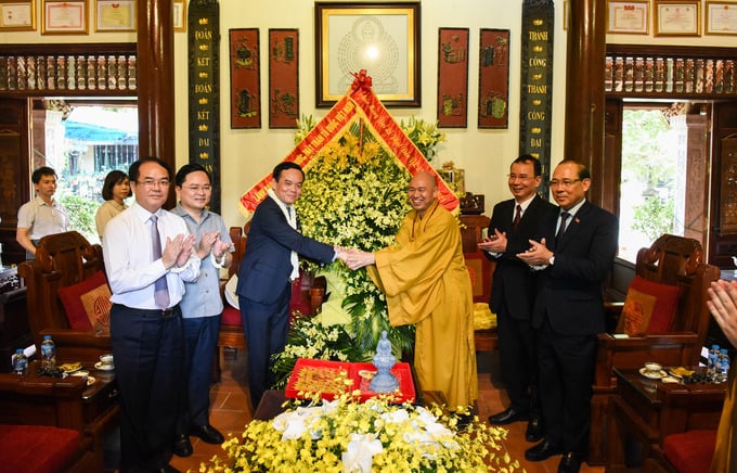 Phó thủ tướng Trần Lưu Quang và lãnh đạo tỉnh Bắc Ninh gửi lời chúc Thượng tọa Thích Đức Thiện cùng toàn thể các vị chức sắc, tăng ni, phật tử đón Đại lễ Phật đản an lạc.