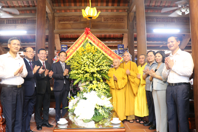 Phó thủ tướng Trần Lưu Quang cùng các đồng chí lãnh đạo tỉnh Bắc Ninh tặng hoa chúc mừng Hòa thượng Thích Thanh Dũng tại chùa Hàm Long.
