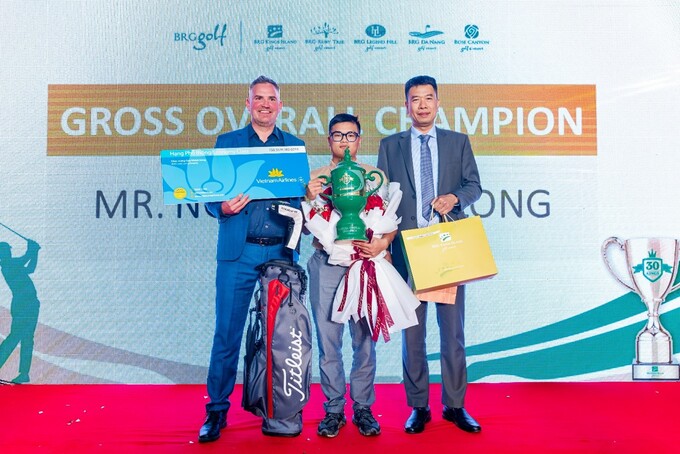 Trao cúp vô địch cho gôn thủ Nguyễn Nhất Long – Nhà vô địch của sự kiện “30th Anniversary Championship” với điểm số gross 71