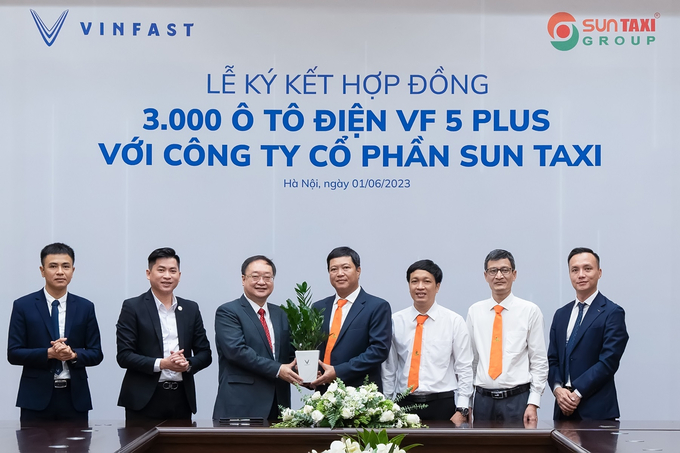Ngày 01/06/2023, Công ty Cổ phần Sun Taxi đã ký kết hợp đồng mua 3.000 xe ô tô điện VF 5 Plus từ Công ty TNHH Kinh doanh Thương mại và Dịch vụ VinFast