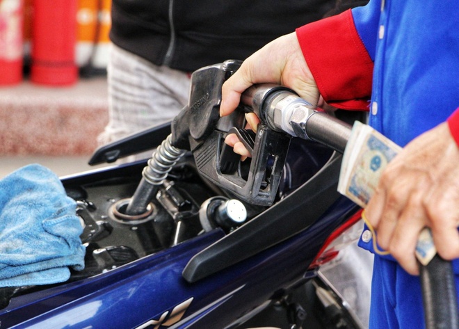 Tính từ đầu năm, giá các nhiên liệu đã trải qua 16 lần điều chỉnh, trong đó có 9 lần tăng, 6 lần giảm và 1 lần giữ nguyên.