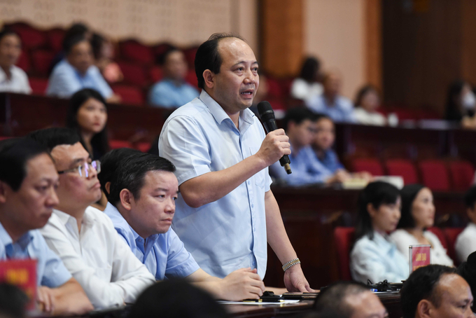 Ông Hoàng Bá Huy - Chủ tịch UBND TP Từ Sơn, tỉnh Bắc Ninh trả lời kiến nghị doanh nghiệp về việc lo đốt rác gây ảnh hưởng sức khỏe của công nhân đang làm việc tại nhà máy.