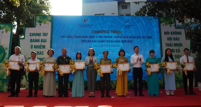 Tặng bằng khen của Chủ tịch UBND thành phố Đà Nẵng cho các tổ chức, cá nhân và cộng đồng có thành tích xuất sắc trong sự nghiệp bảo vệ môi trường 2022
